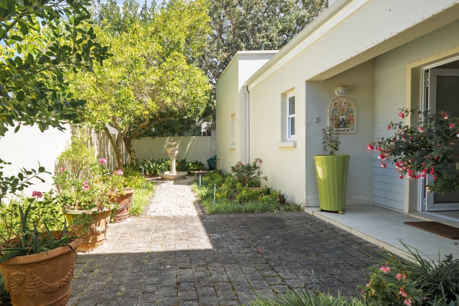 4 Bedroom Property for Sale in Leisure Isle Western Cape